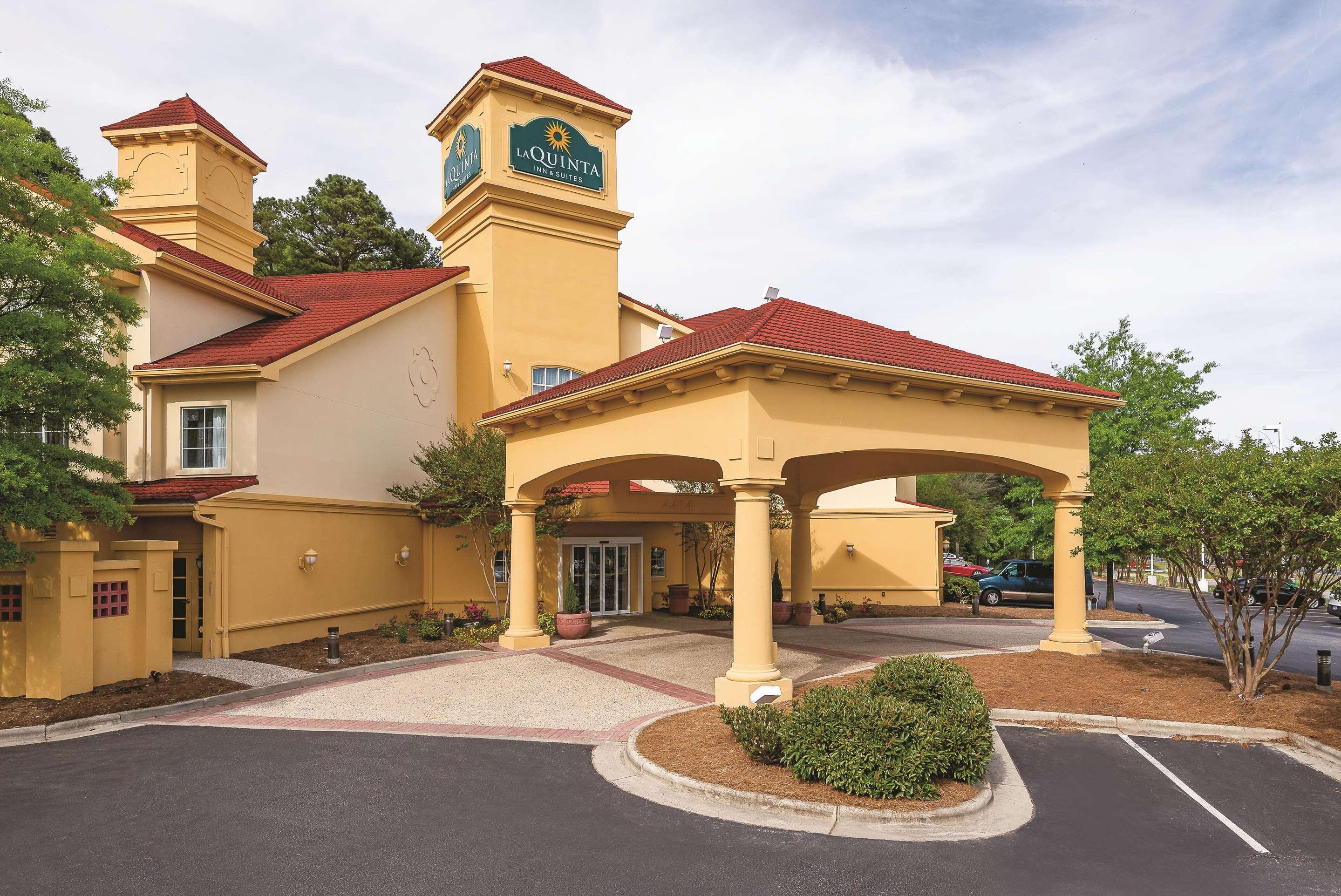 Exterior | La Quinta Inn & Suites by Wyndham Univ Area Chapel Hill