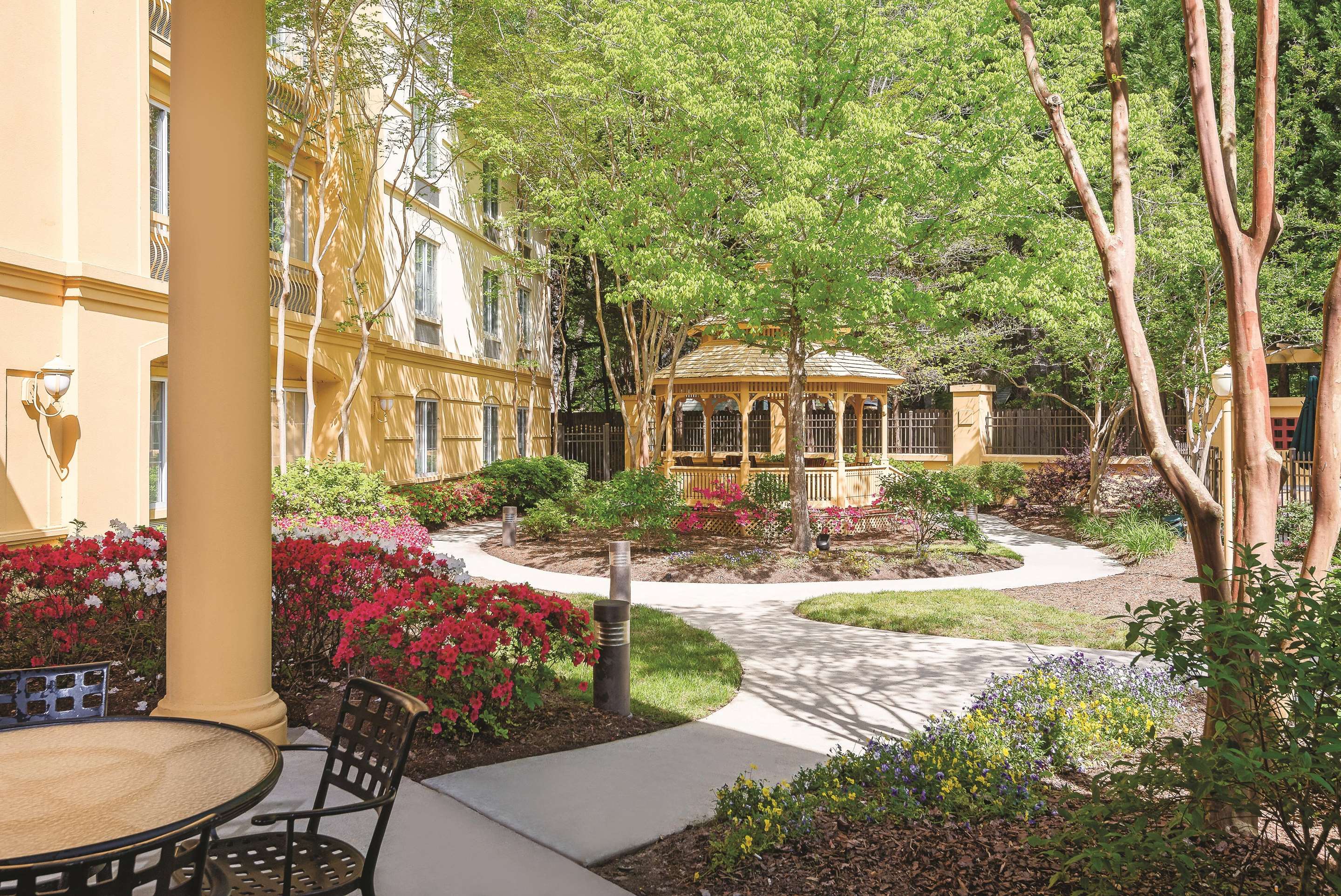 Exterior | La Quinta Inn & Suites by Wyndham Univ Area Chapel Hill