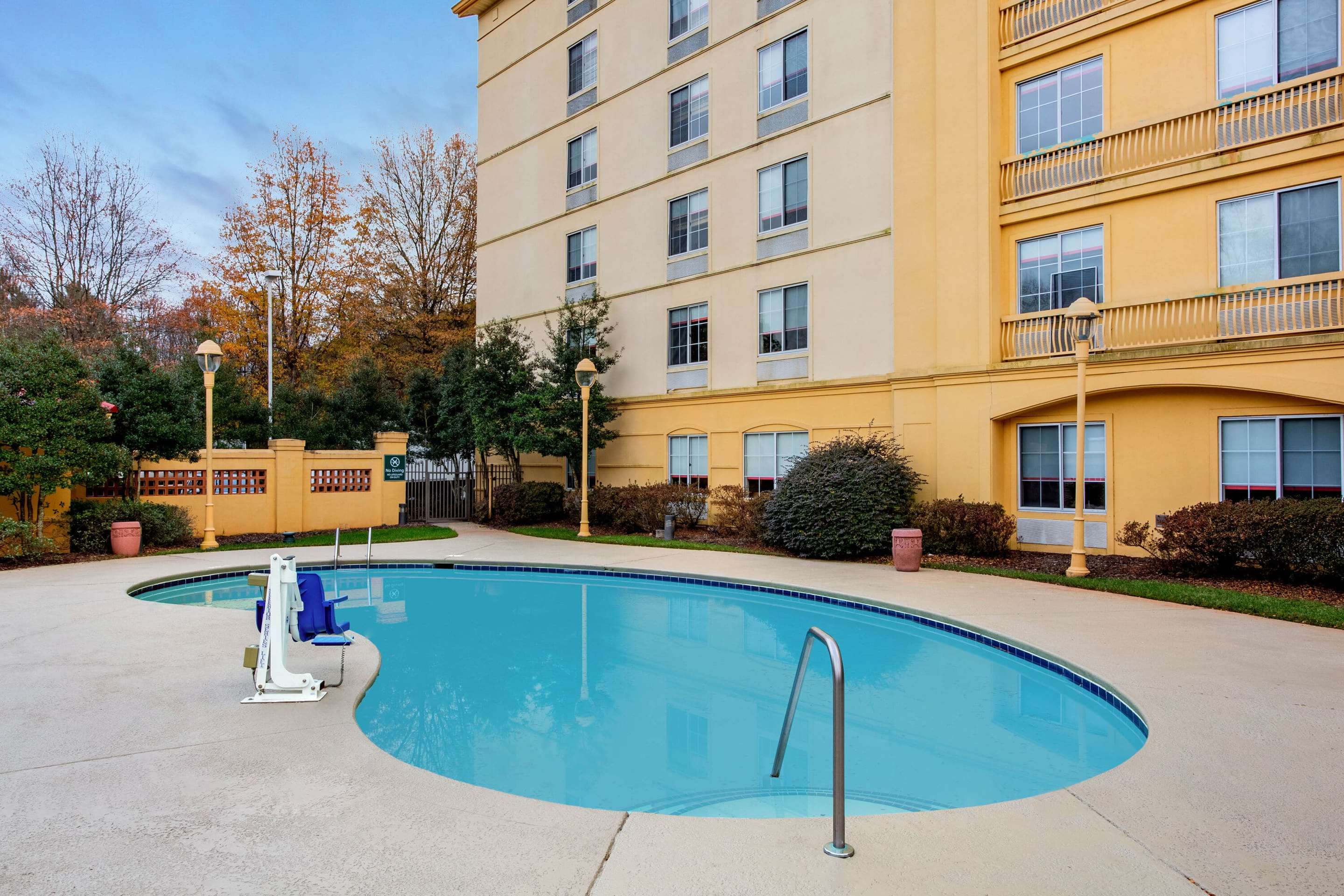 Pool | La Quinta Inn & Suites by Wyndham Raleigh/Durham Southpoint