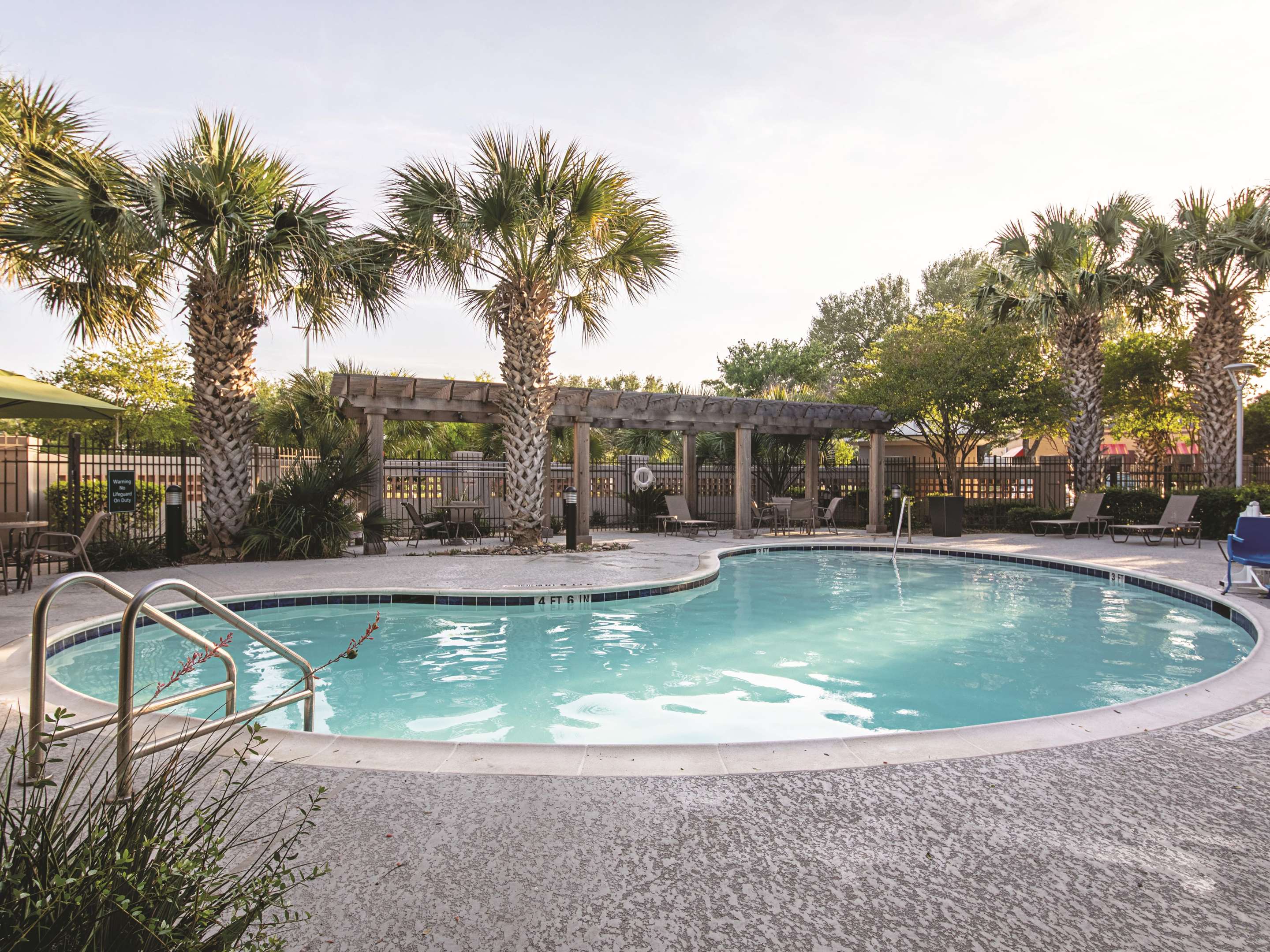 Pool | La Quinta Inn & Suites by Wyndham Austin Airport