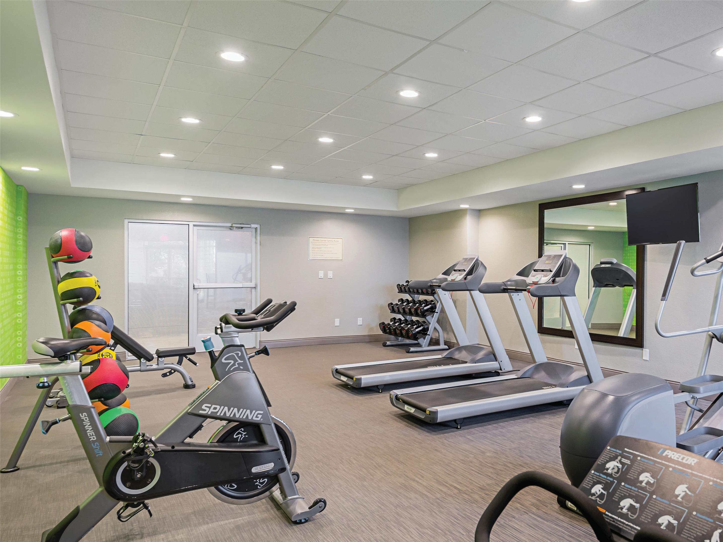 Health club fitness center gym | La Quinta Inn & Suites by Wyndham Austin Airport