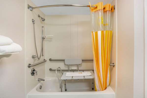  - La Quinta Inn & Suites Greensboro - I-40, Exit 214