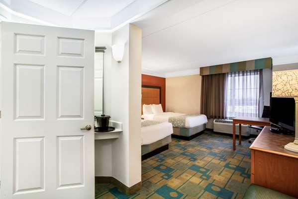  - La Quinta Inn & Suites Greensboro - I-40, Exit 214