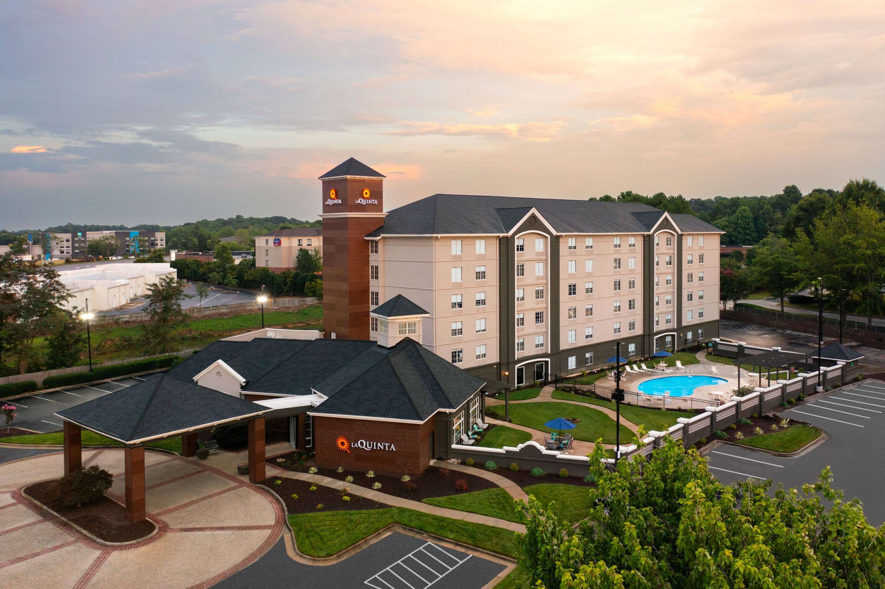 Exterior | La Quinta Inn & Suites by Wyndham Greensboro NC