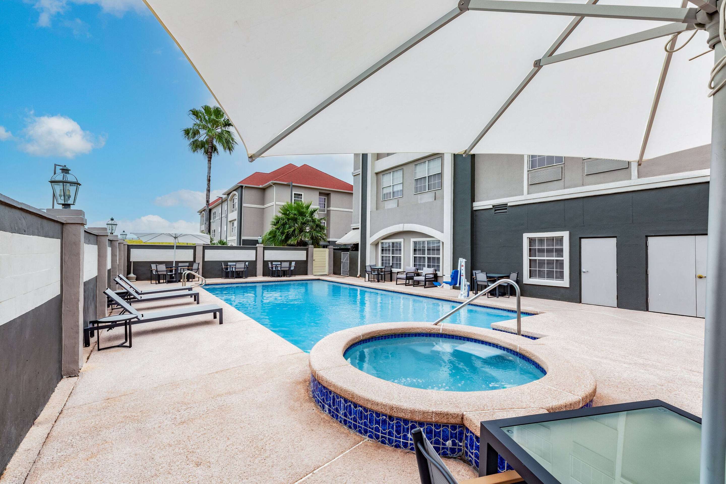 Pool | La Quinta Inn & Suites by Wyndham Pharr RGV Medical Center