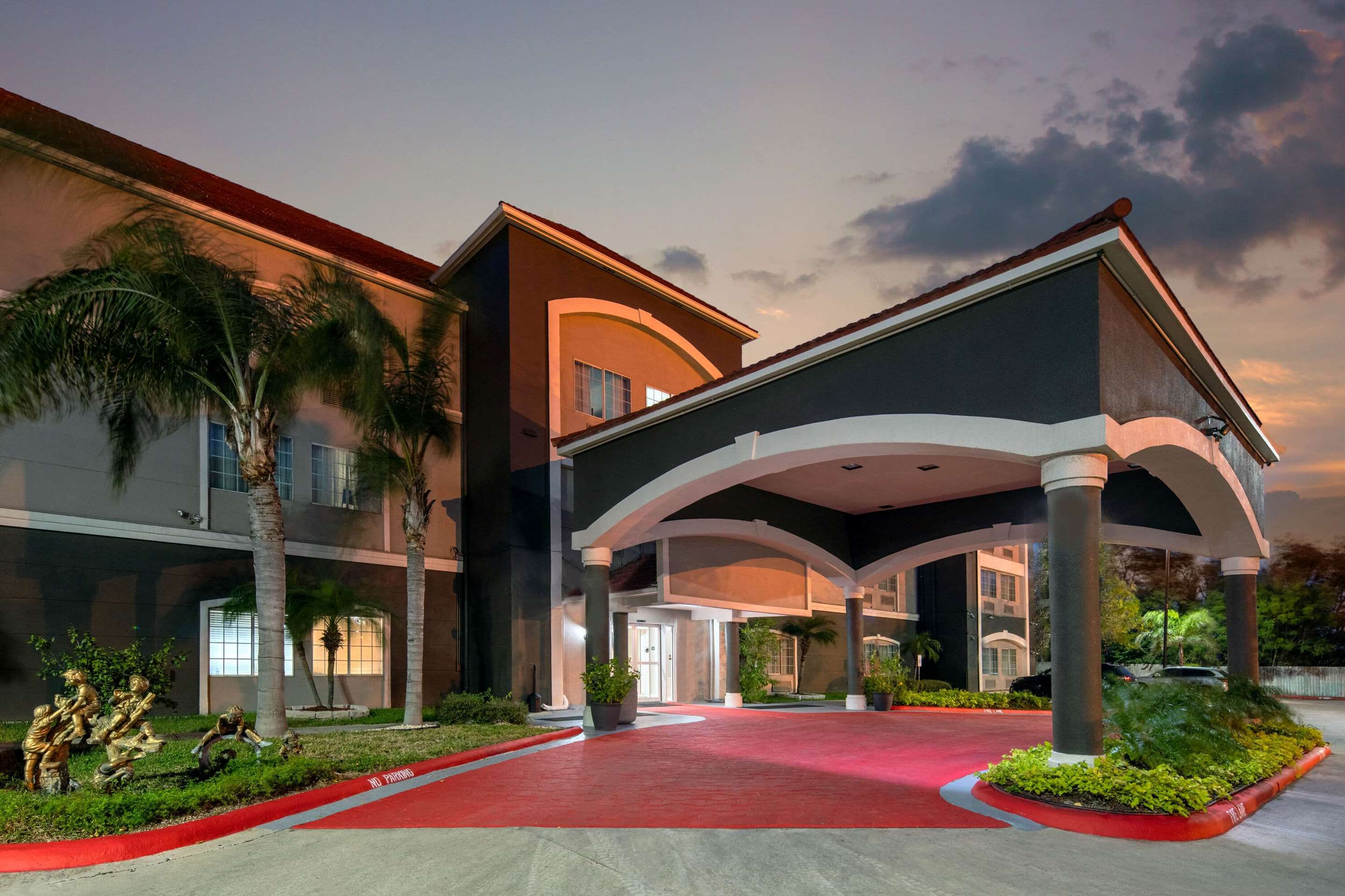 Exterior | La Quinta Inn & Suites by Wyndham Brownsville North