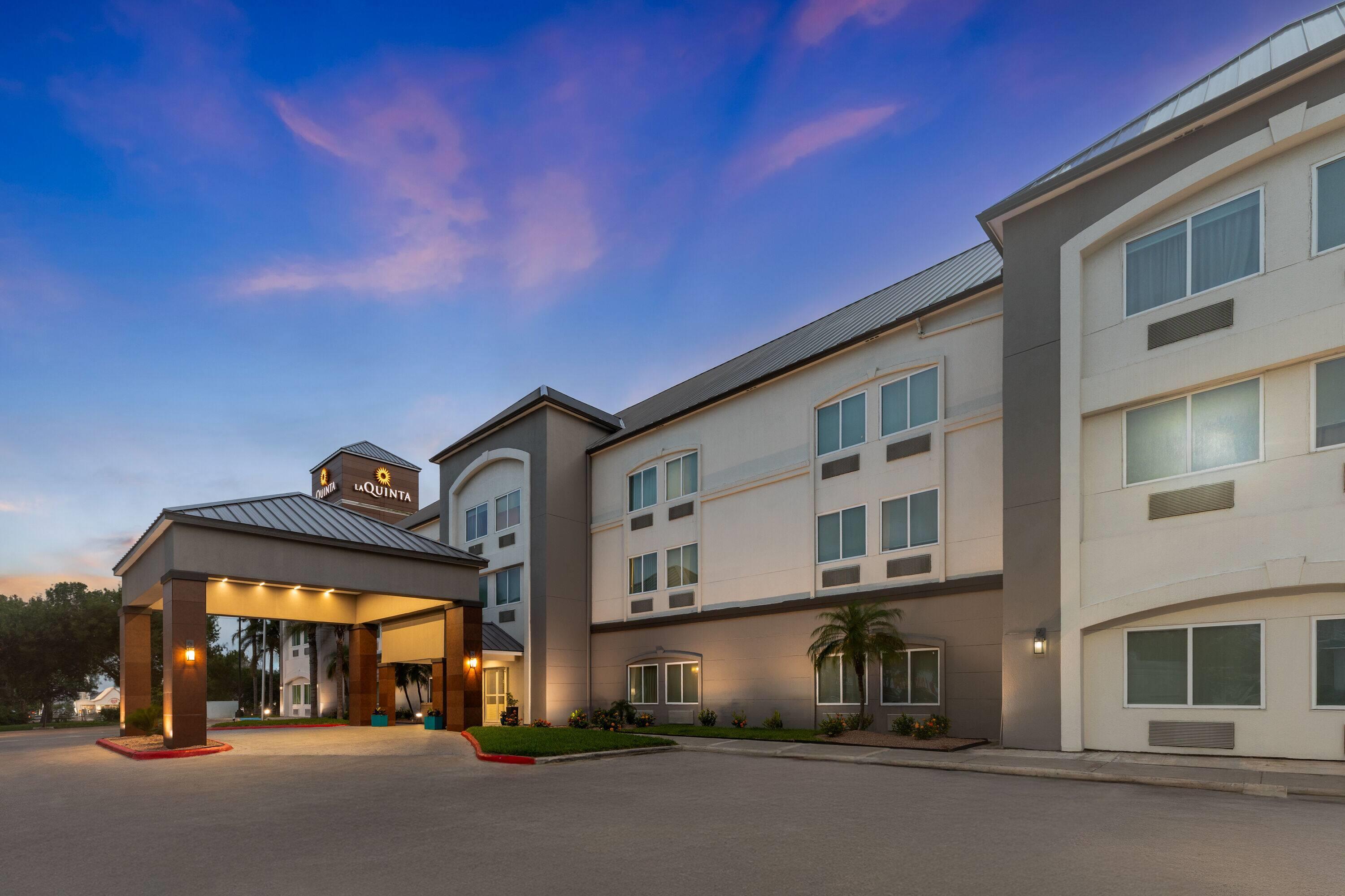 Exterior | La Quinta Inn & Suites by Wyndham Brownsville North