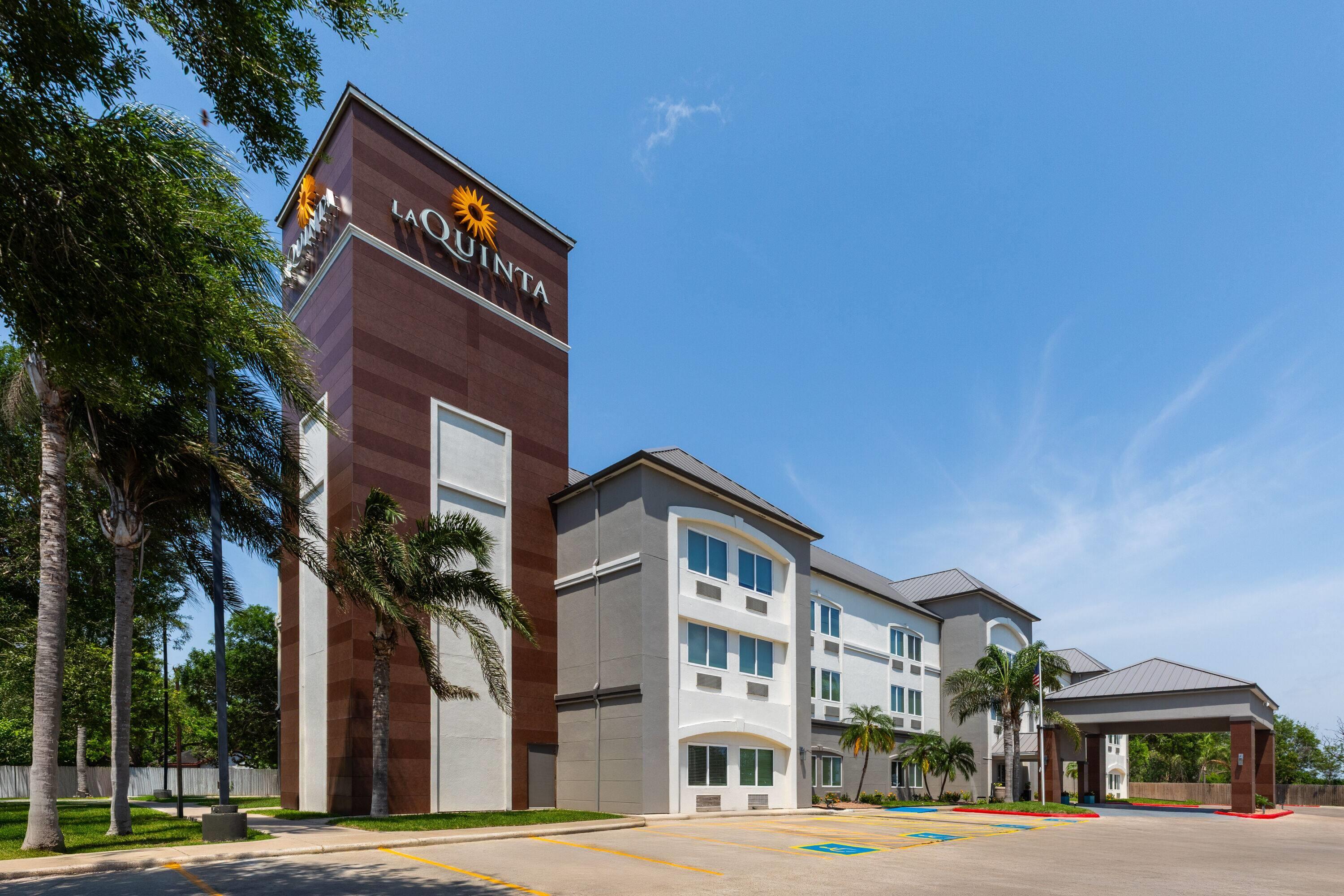 Exterior | La Quinta Inn & Suites by Wyndham Brownsville North