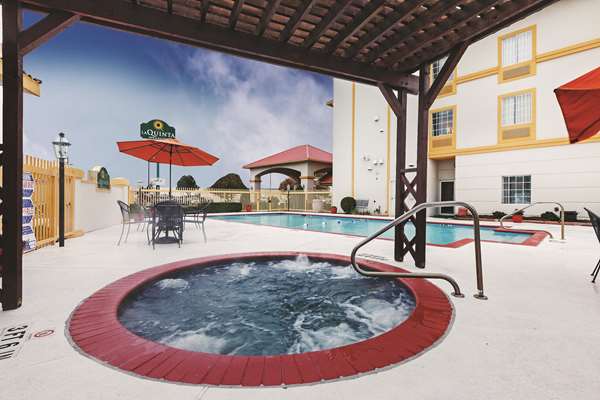 Pool - La Quinta Inn & Suites Weatherford - I-20, Exit 408