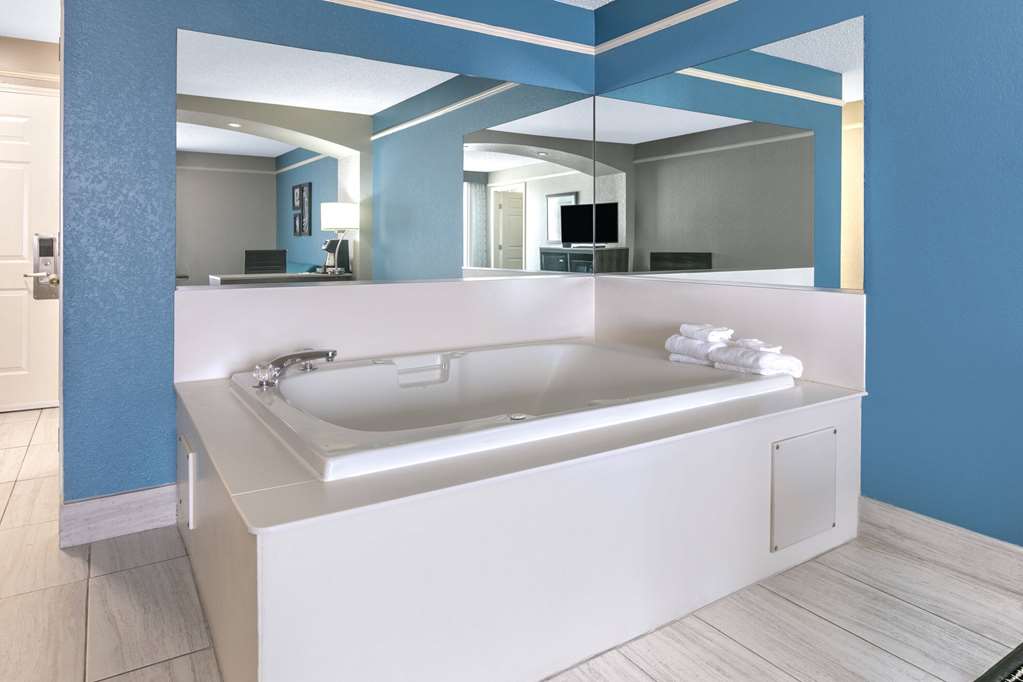 LA QUINTA INN STE WEATHERFORD-guestroom-Guest Room,Tub - Jetted,Suite,On-Site.jpg
