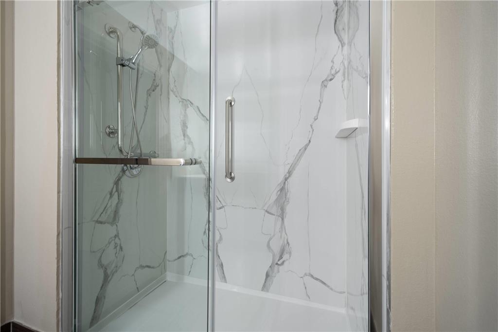 LA QUINTA INN STE STOCKBRIDGE-guestroom-Guest Room,Bathroom,On-Site.jpg