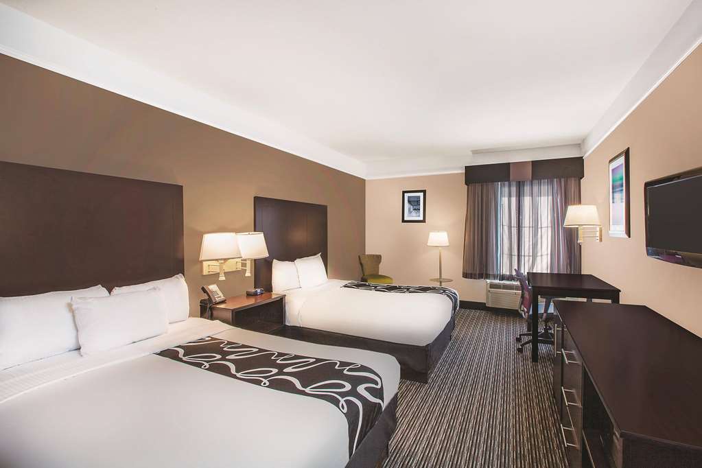 LA QUINTA INN STE BEAUMONT WEST-guestroom-Guest Room,On-Site.jpg