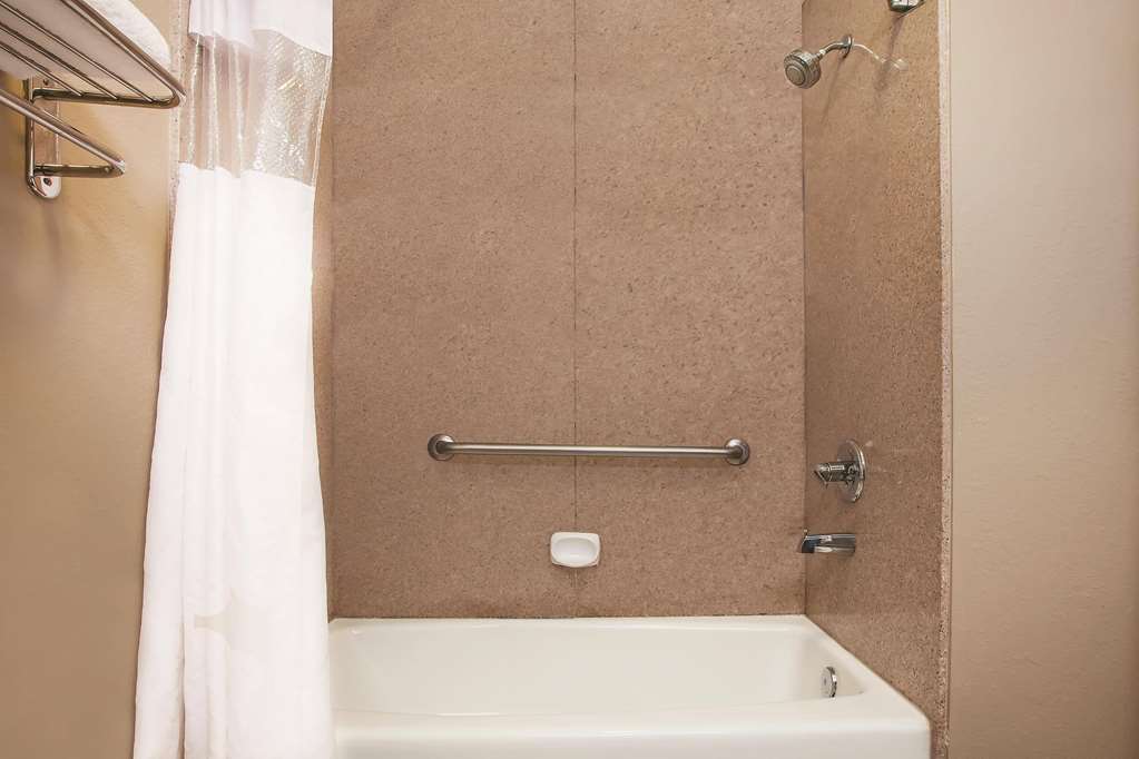 LA QUINTA INN STE BEAUMONT WEST-guestroom-Guest Room,Bathroom,On-Site.jpg