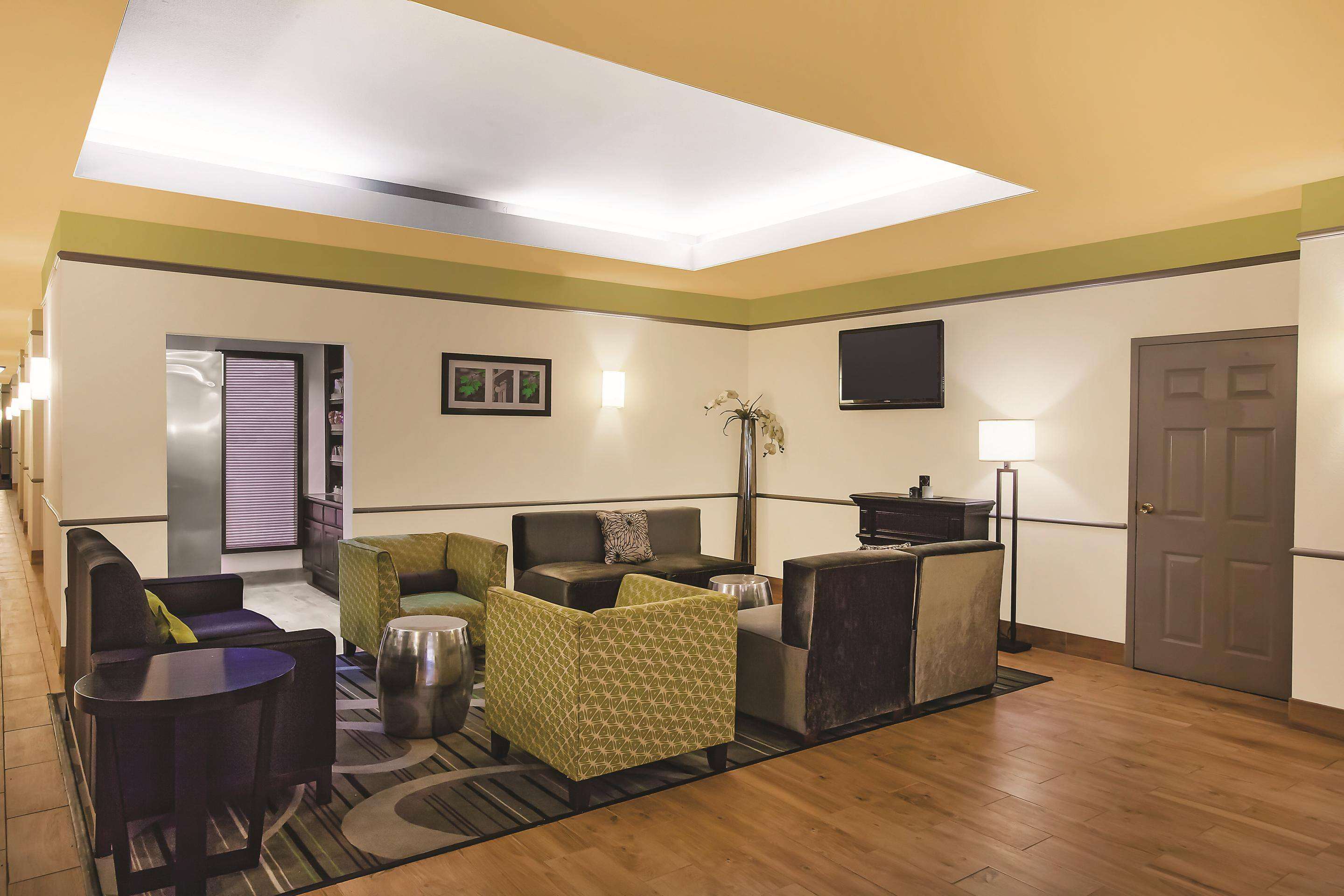 Lobby | La Quinta by Wyndham Beaumont West