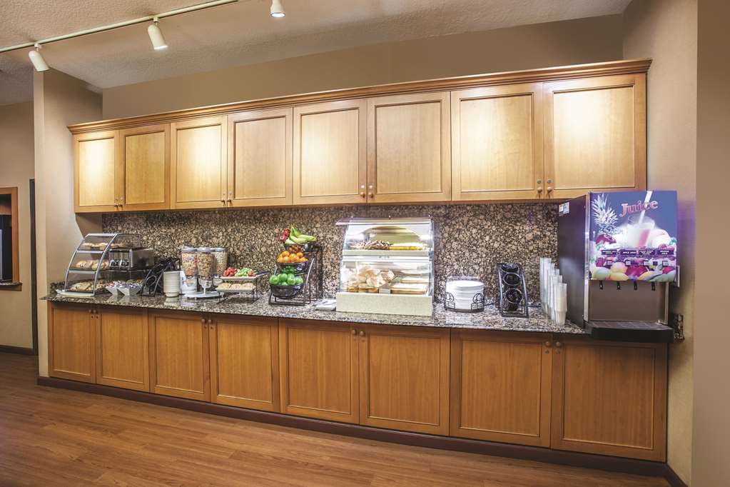 La Quinta Inn & Suites by Wyndham Portland Airport - Tap to explore photos