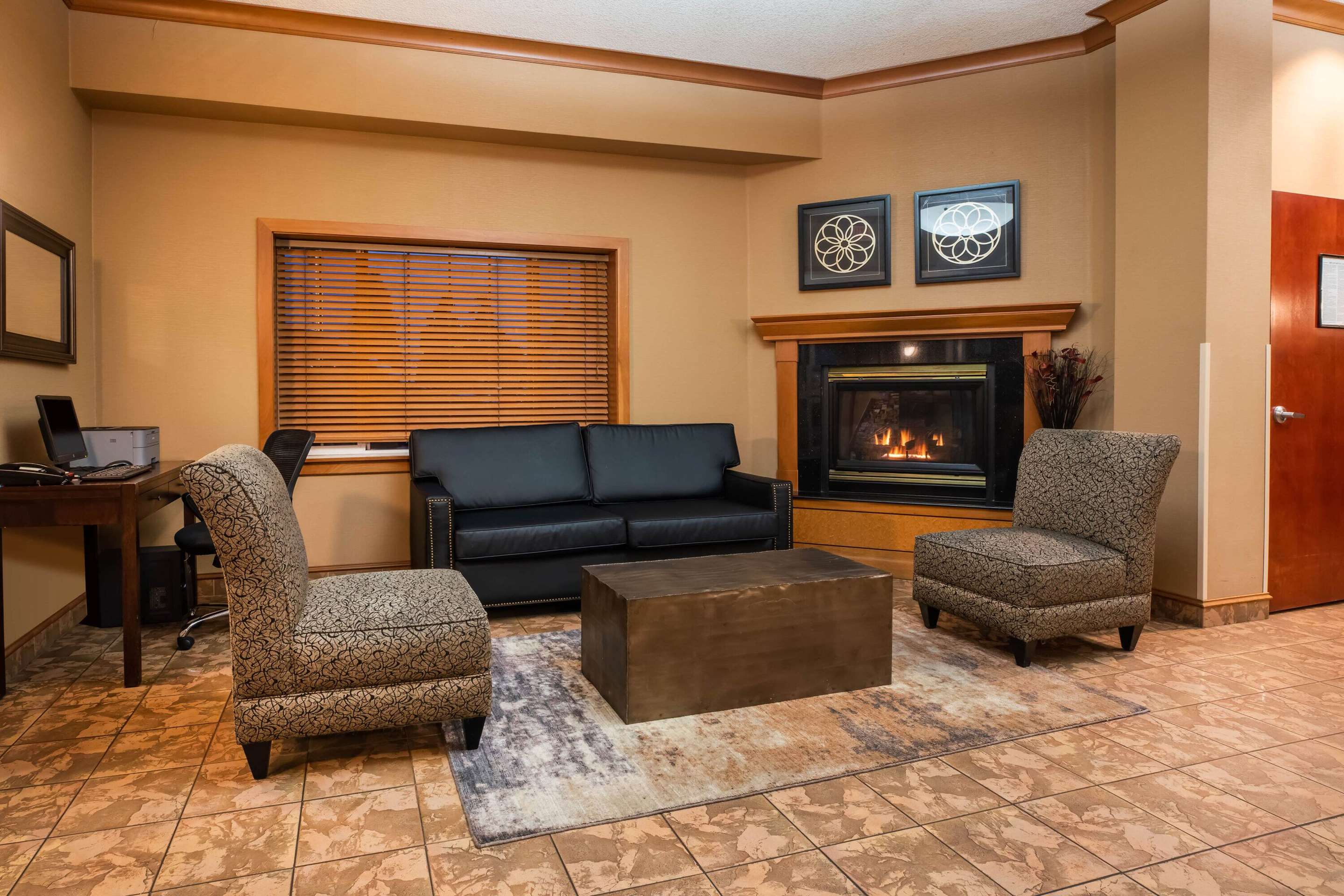 Lobby | La Quinta Inn & Suites by Wyndham Portland Airport