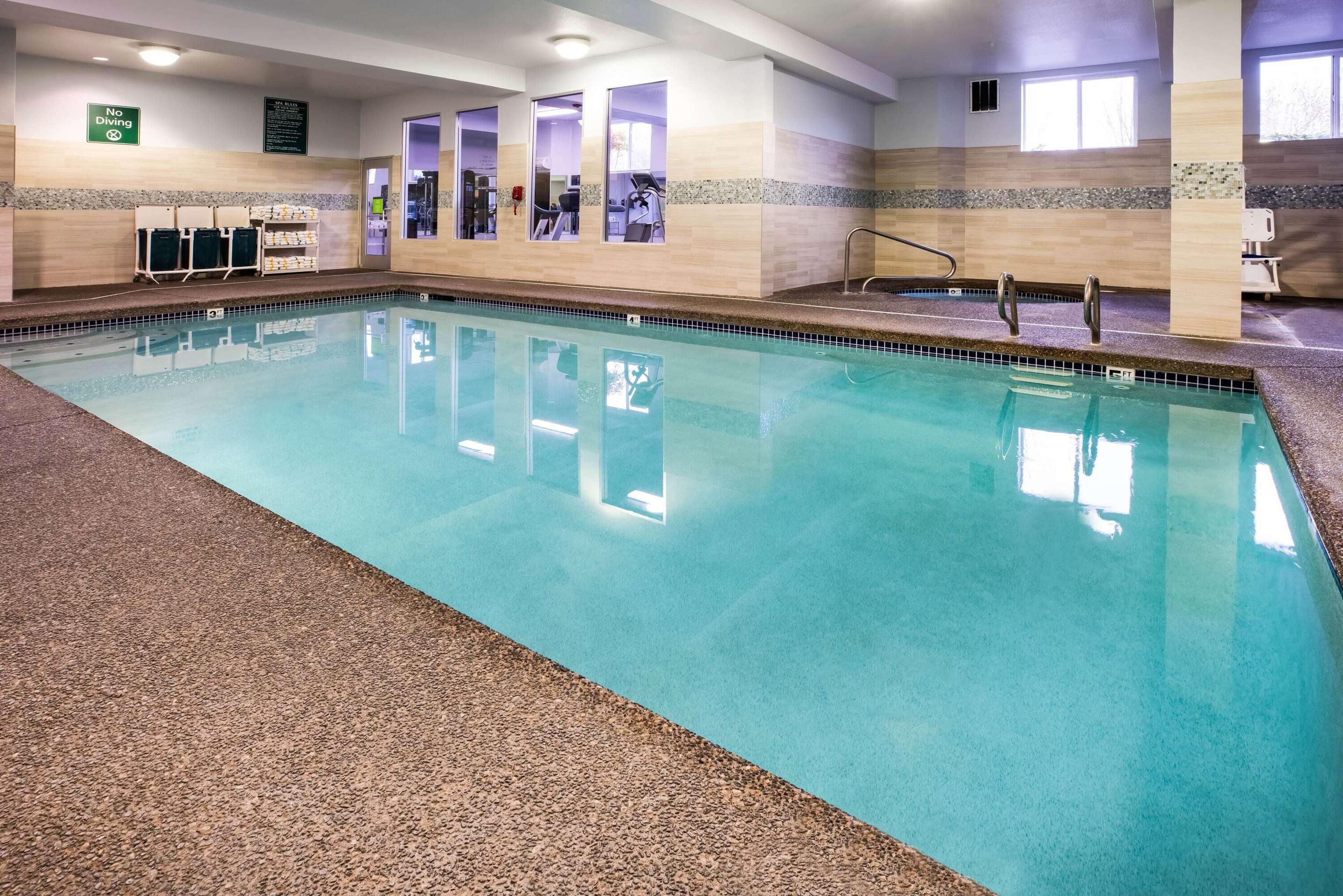 Pool | La Quinta Inn & Suites by Wyndham Portland Airport