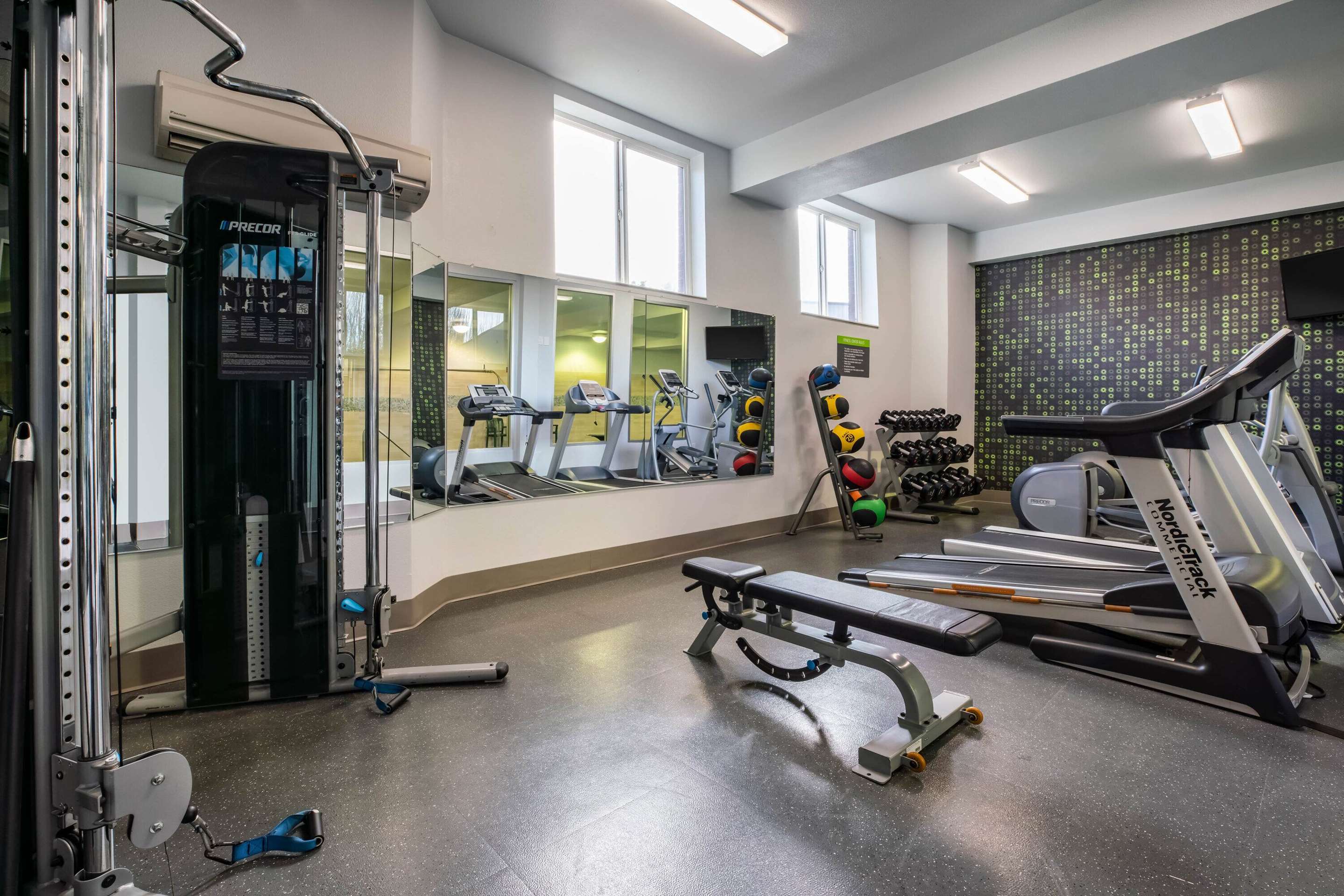 Health club fitness center gym | La Quinta Inn & Suites by Wyndham Portland Airport
