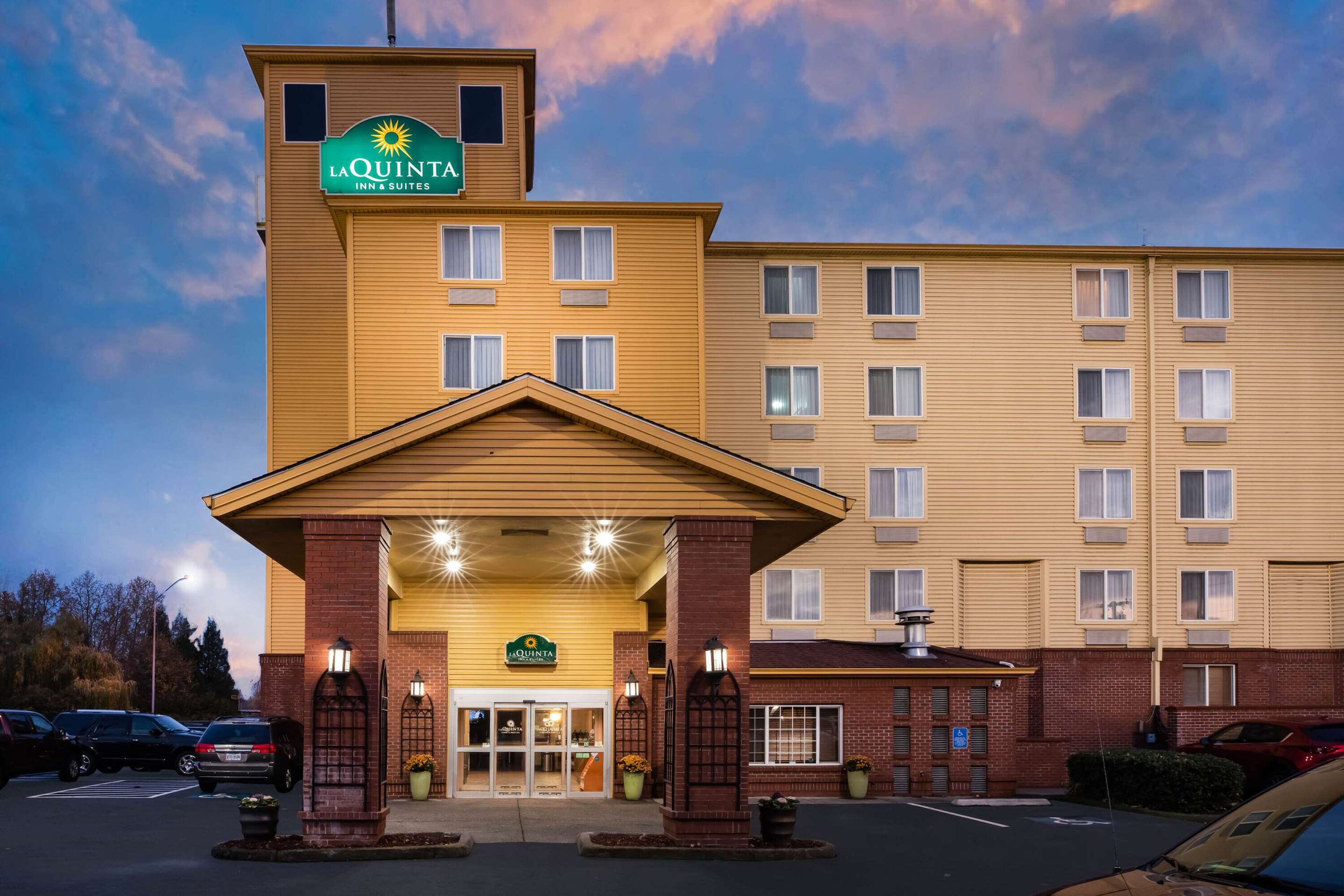 Exterior | La Quinta Inn & Suites by Wyndham Portland Airport