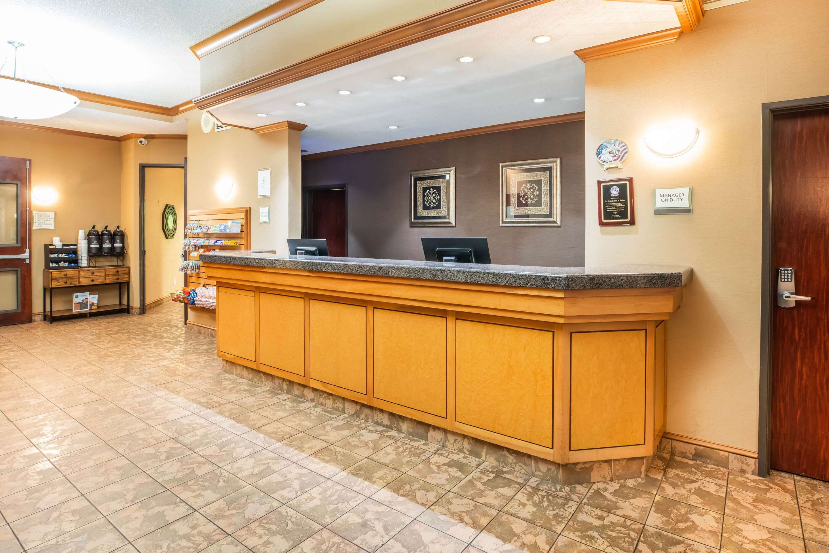 Lobby | La Quinta Inn & Suites by Wyndham Portland Airport