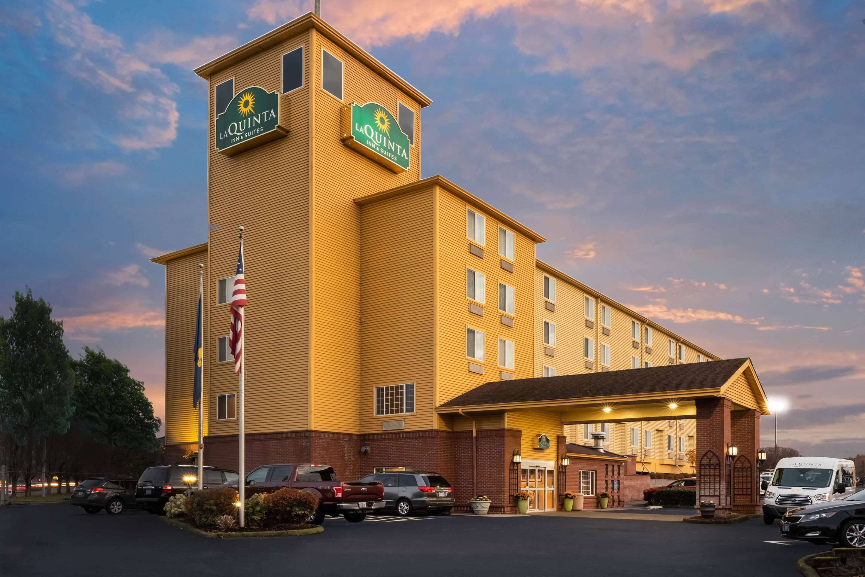 Exterior | La Quinta Inn & Suites by Wyndham Portland Airport