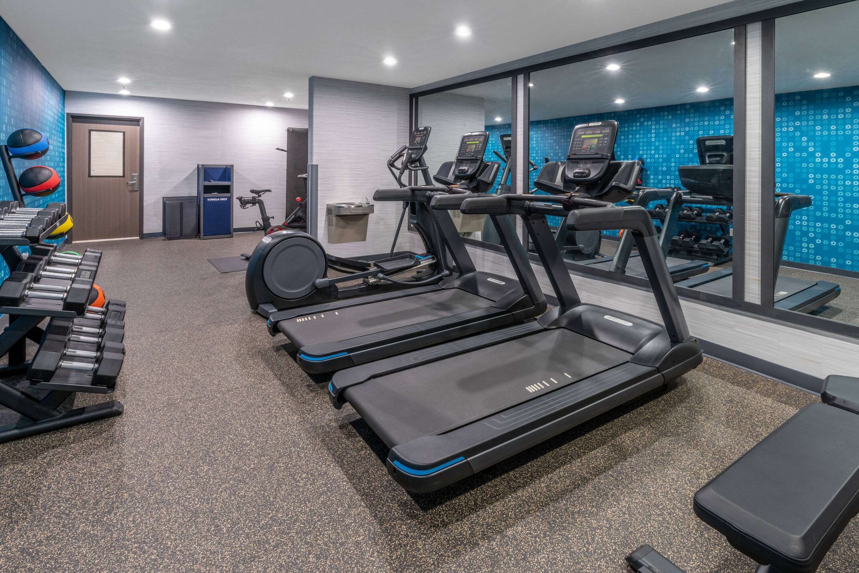 Health club fitness center gym | La Quinta Inn & Suites by Wyndham Santa Rosa