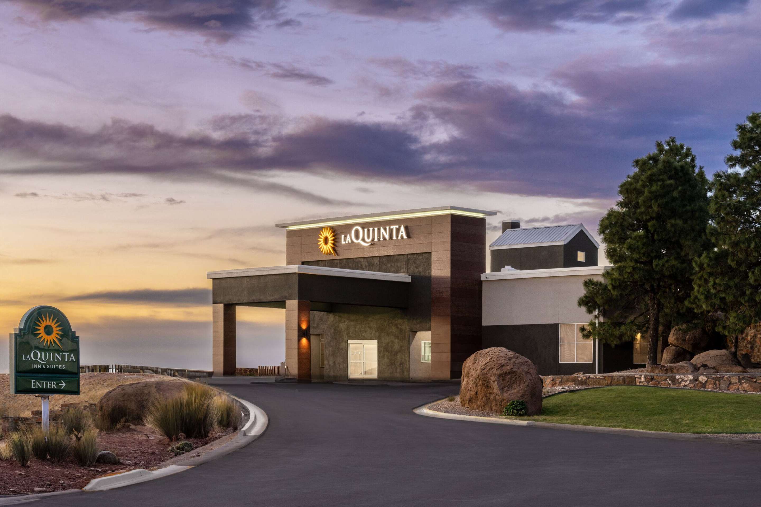 Exterior | La Quinta Inn & Suites by Wyndham Santa Rosa