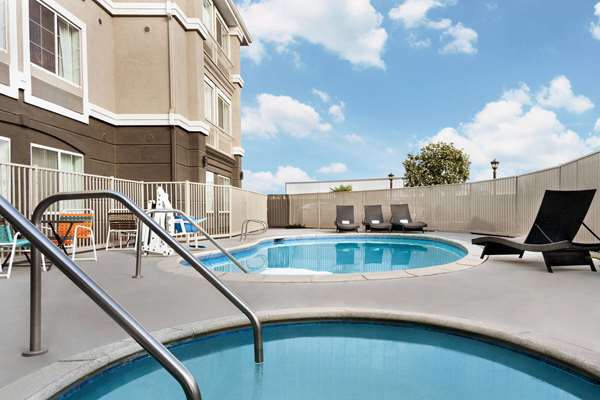 Pool - La Quinta Inn & Suites Hesperia - I-15, Exit 147