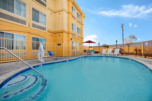 Pool - La Quinta Inn & Suites Hesperia - I-15, Exit 147