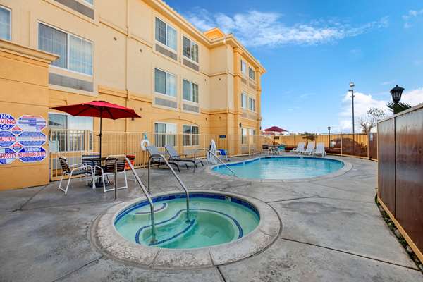 Pool - La Quinta Inn & Suites Hesperia - I-15, Exit 147
