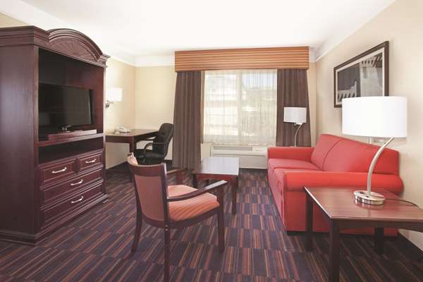 Suite - La Quinta Inn & Suites Midtown Albuquerque - I-40, Exit 159A & 159D