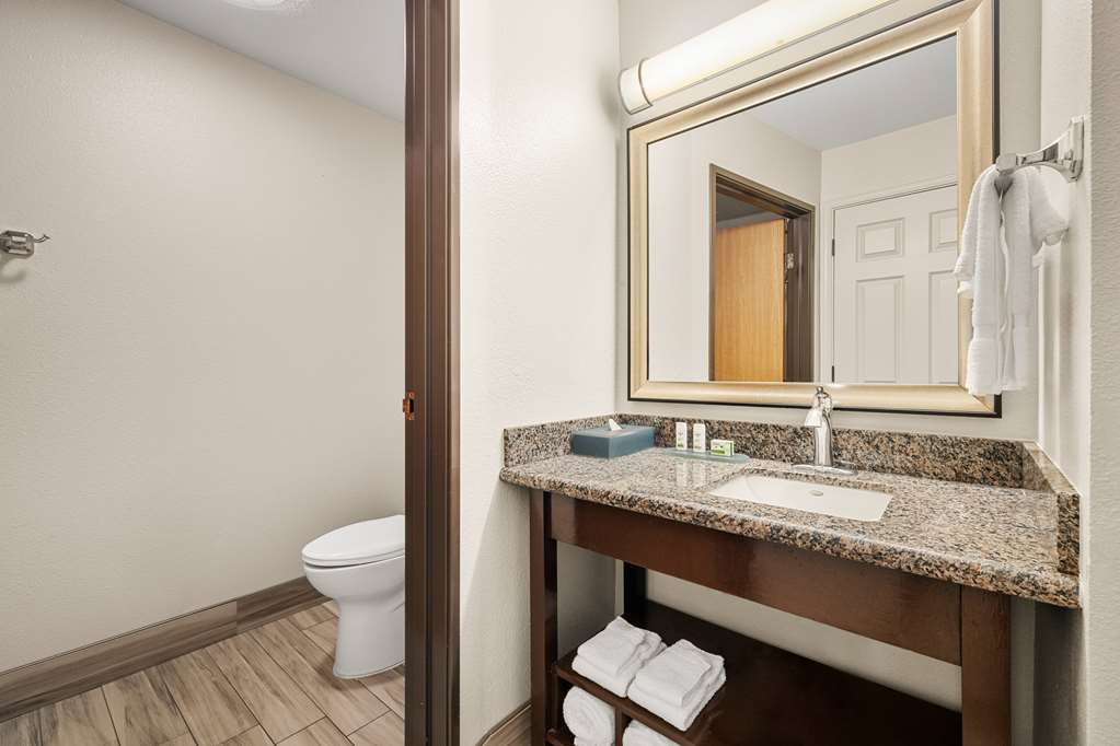 LA QUINTA INN STE GRANTS PASS-guestroom-Guest Room,Bathroom,On-Site.jpg