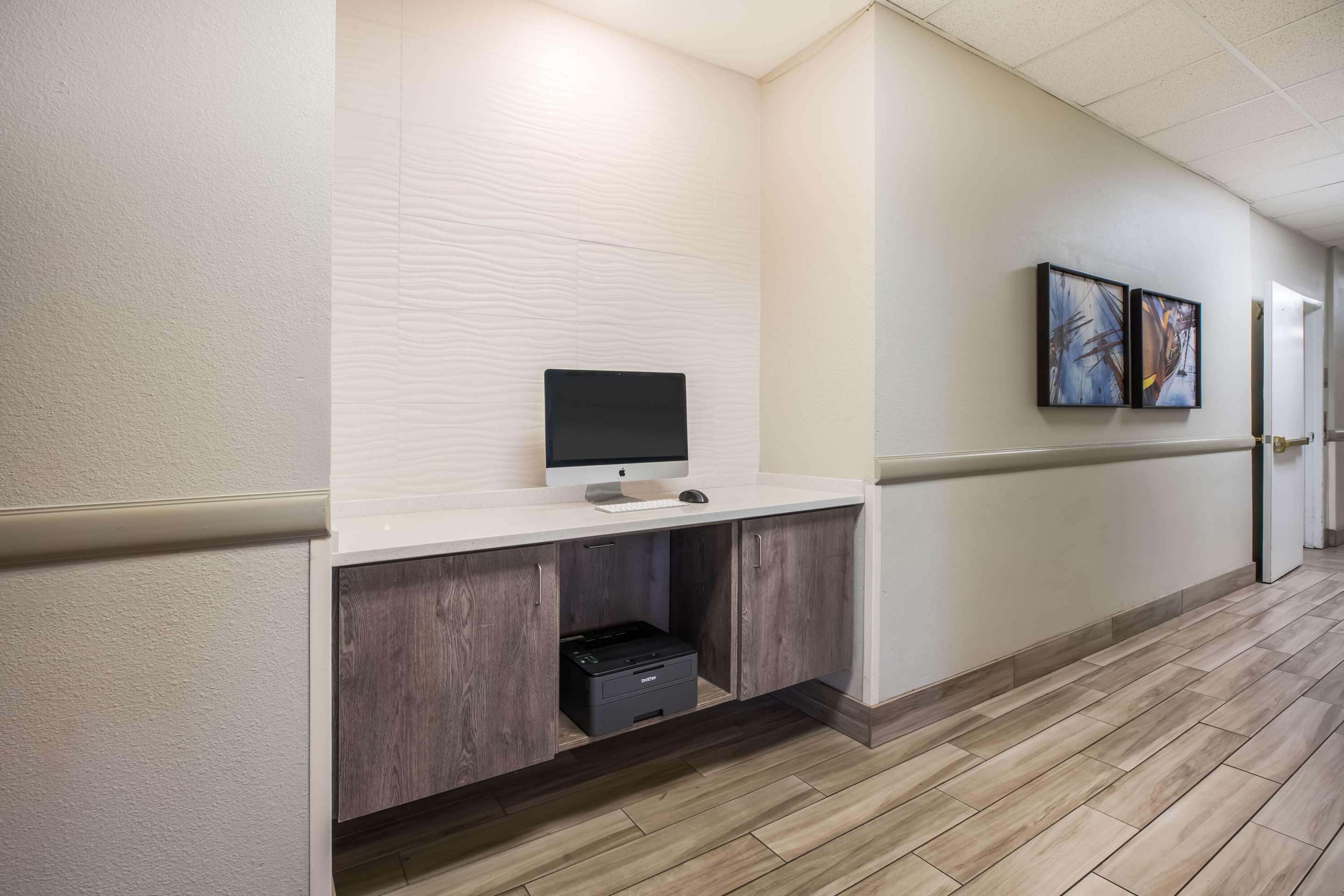 business center | La Quinta Inn & Suites by Wyndham Newport