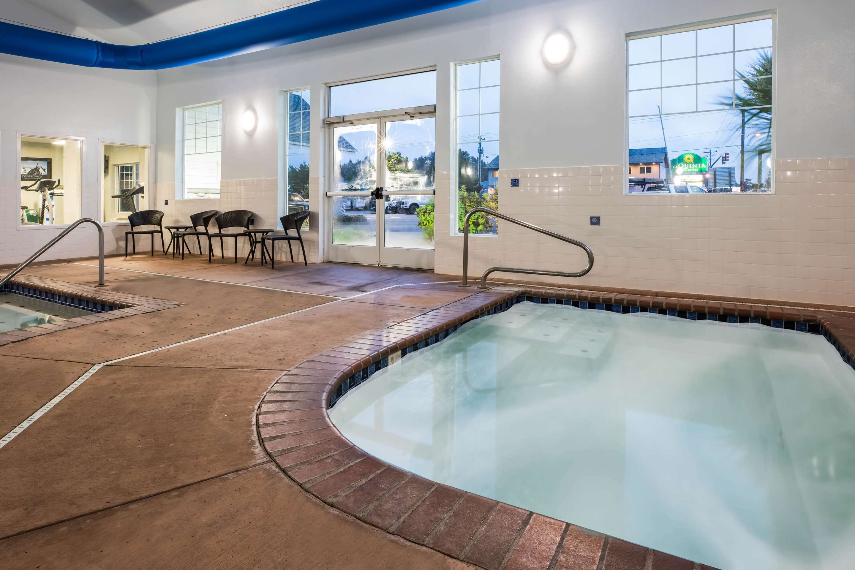 hot tub | La Quinta Inn & Suites by Wyndham Newport