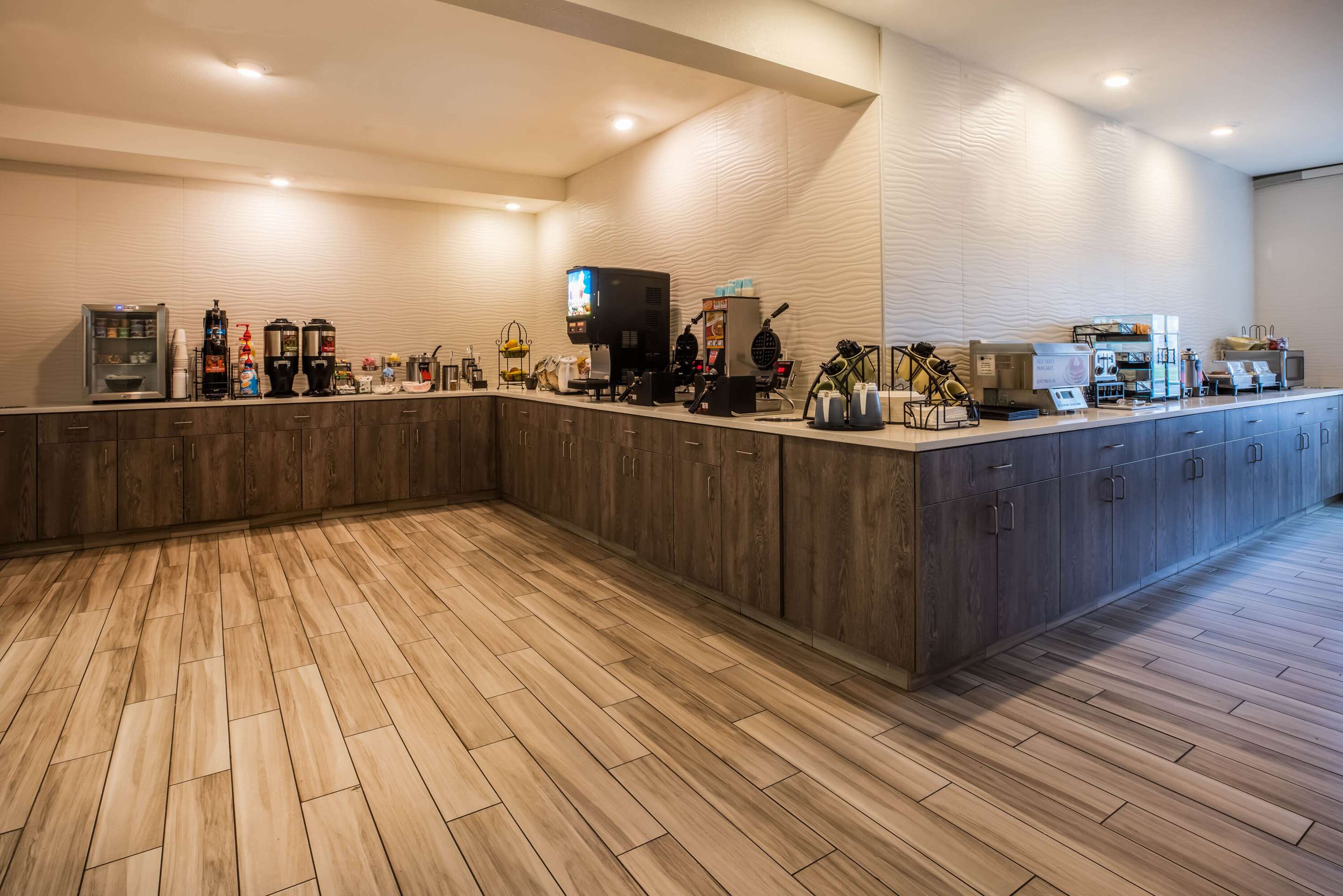 complimentary breakfast | La Quinta Inn & Suites by Wyndham Newport