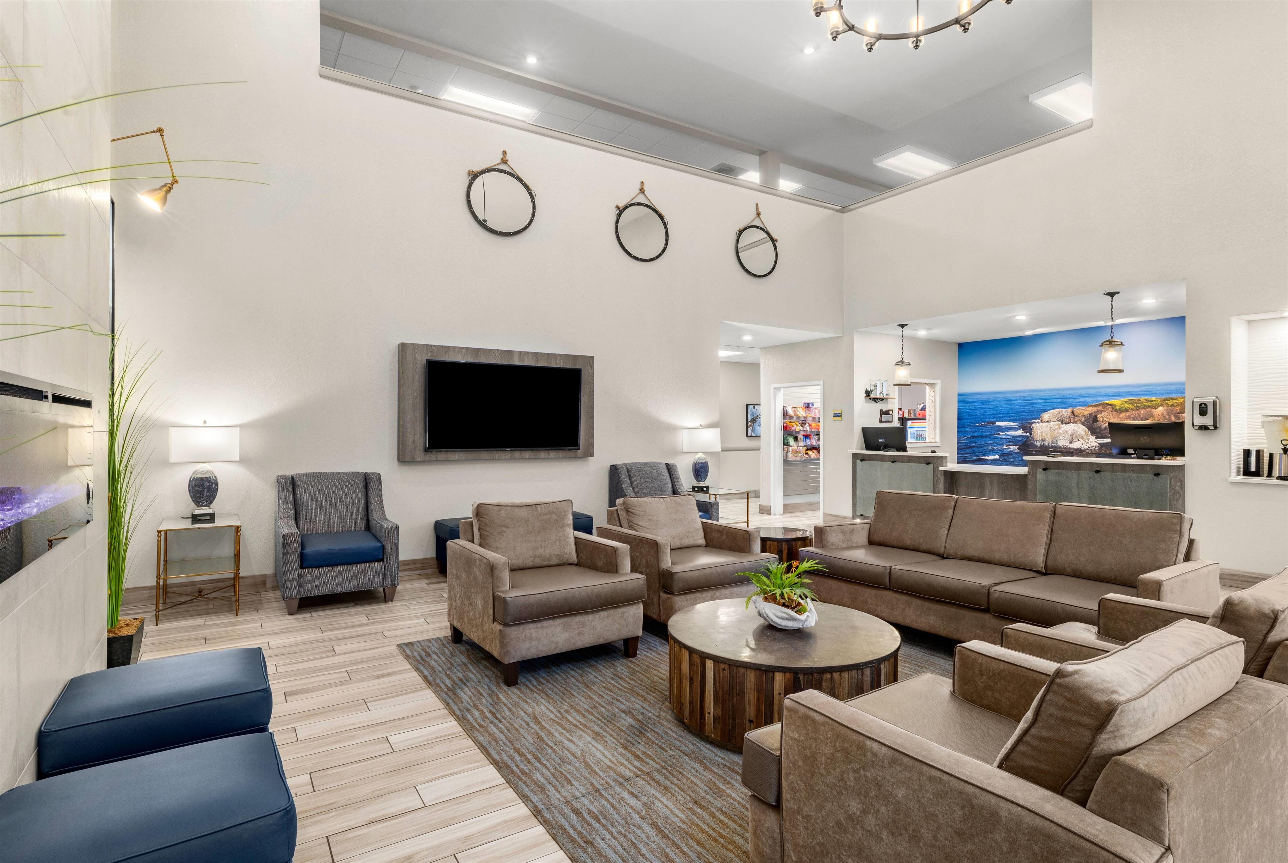 Lobby | La Quinta Inn & Suites by Wyndham Newport