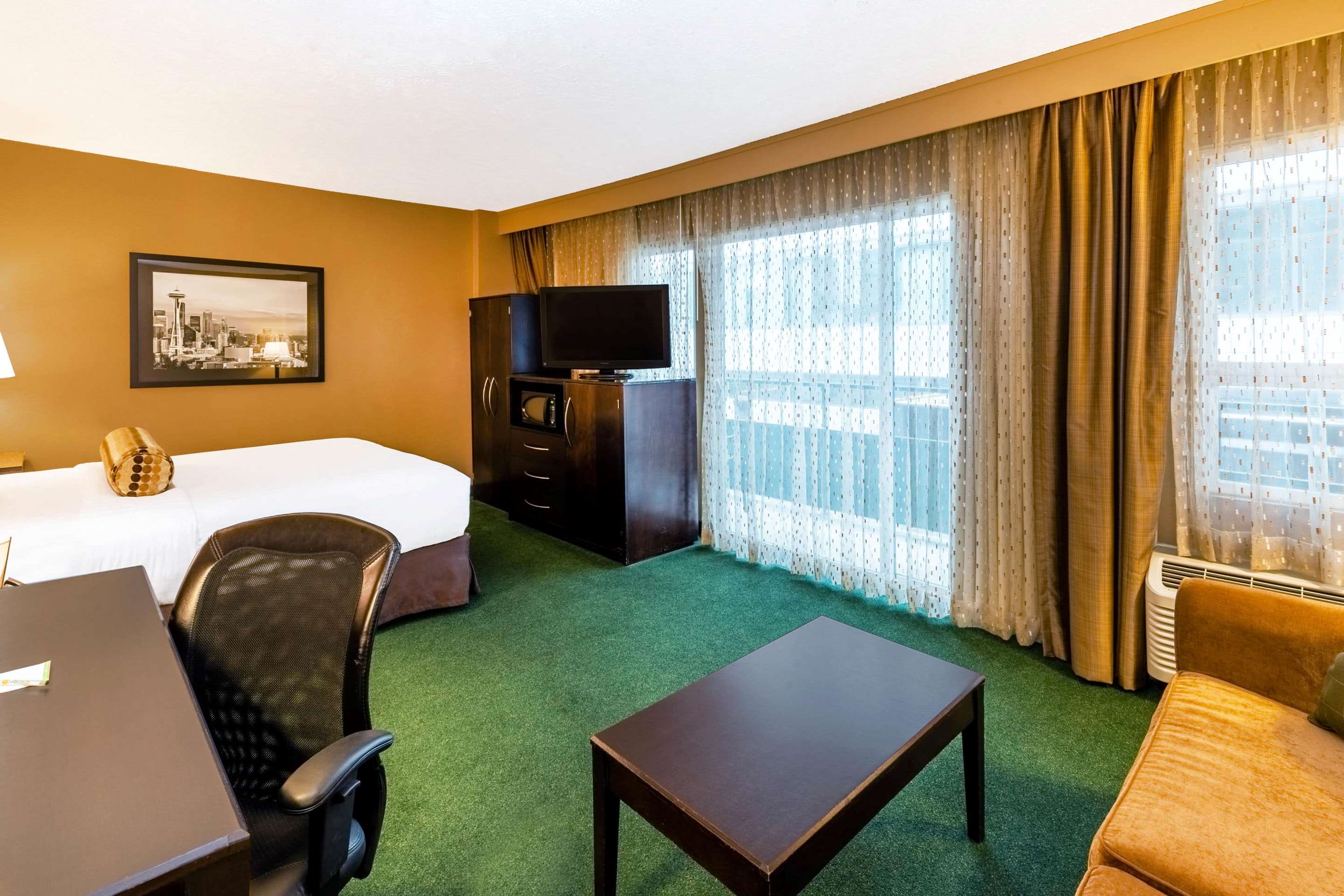 Guest room | La Quinta Inn & Suites by Wyndham Seattle Downtown