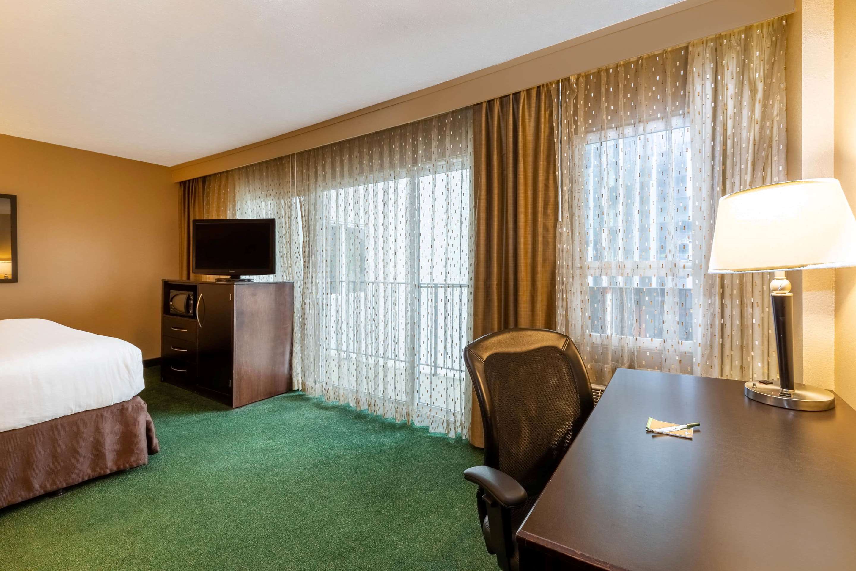 Guest room | La Quinta Inn & Suites by Wyndham Seattle Downtown