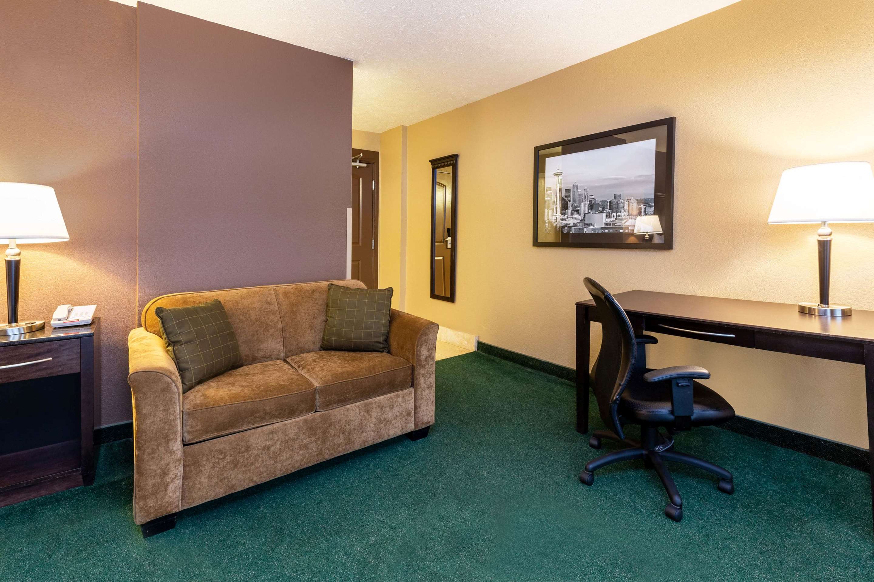 Guest room | La Quinta Inn & Suites by Wyndham Seattle Downtown
