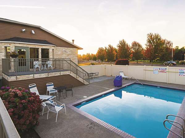 Pool - La Quinta Inn & Suites Woodburn - I-5, Exit 271