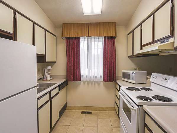 Suite - La Quinta Inn & Suites Woodburn - I-5, Exit 271