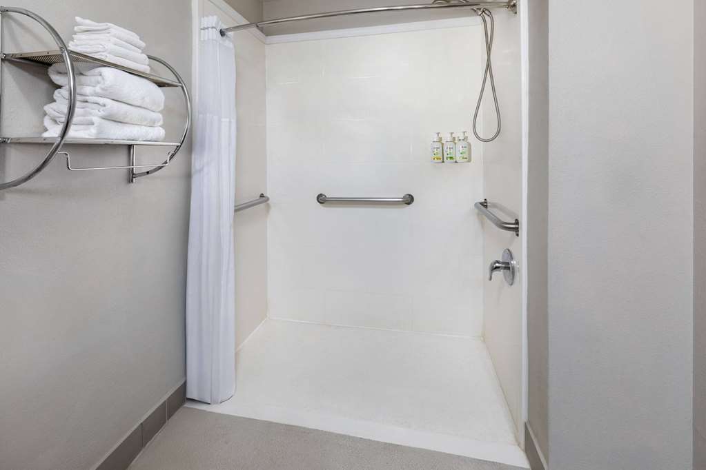 LA QUINTA INN OREM-guestroom-Guest Room,Bathroom,Shower,Accessibility,On-Site.jpg