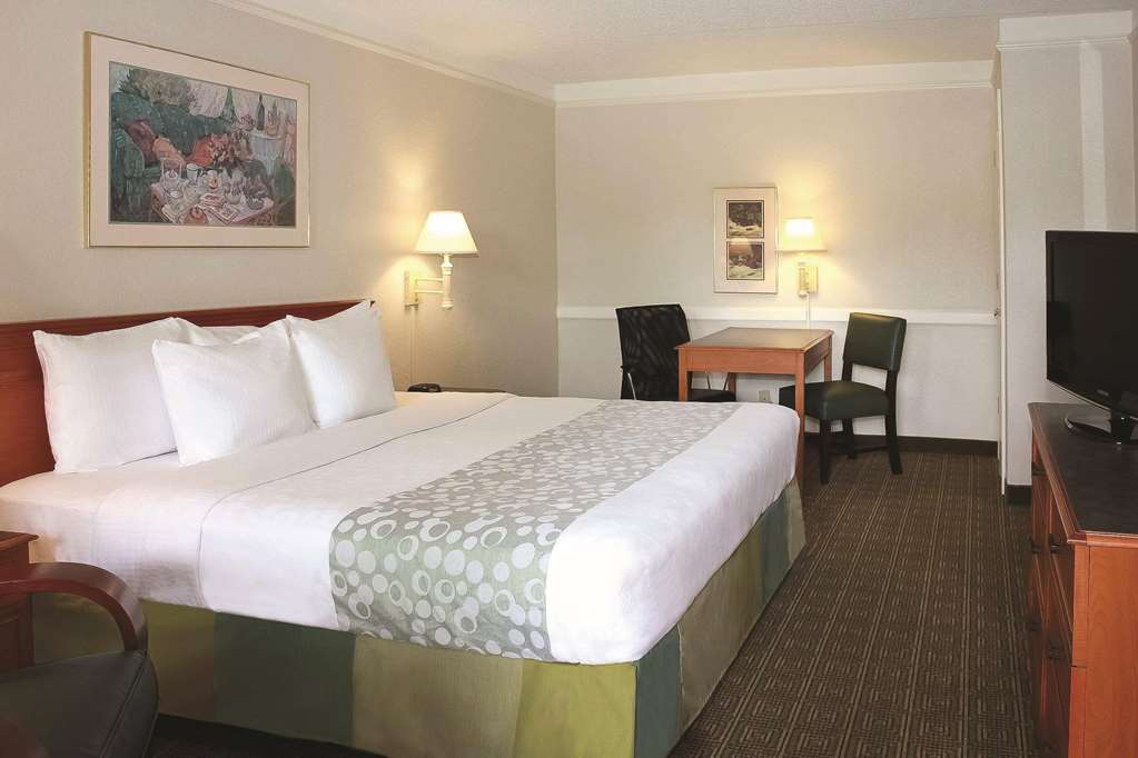 LA QUINTA INN TYLER-guestroom-Guest Room,On-Site.jpg