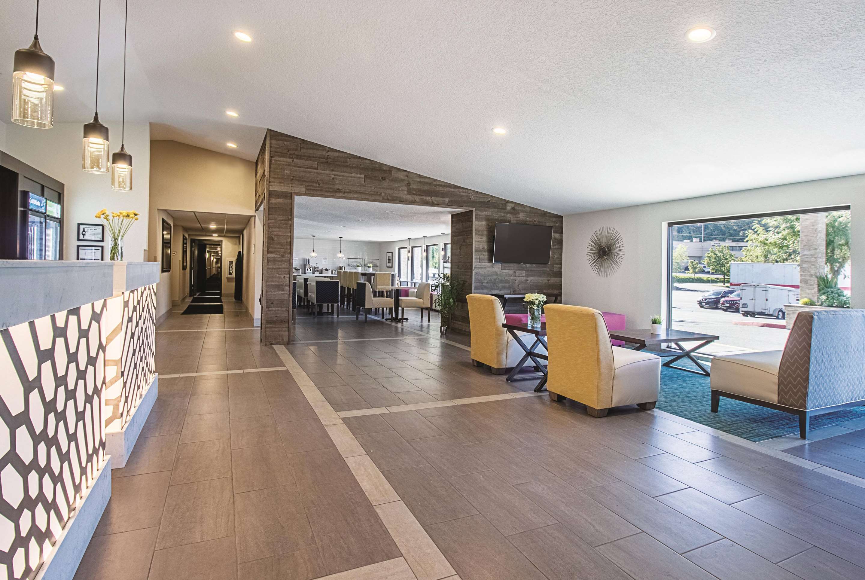 Lobby | La Quinta Inn & Suites by Wyndham Portland NW