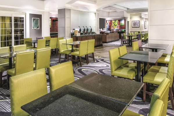  - La Quinta Inn & Suites Convention Center San Antonio - I-37, Exit 141