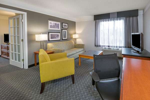 Suite - La Quinta Inn & Suites Convention Center San Antonio - I-37, Exit 141