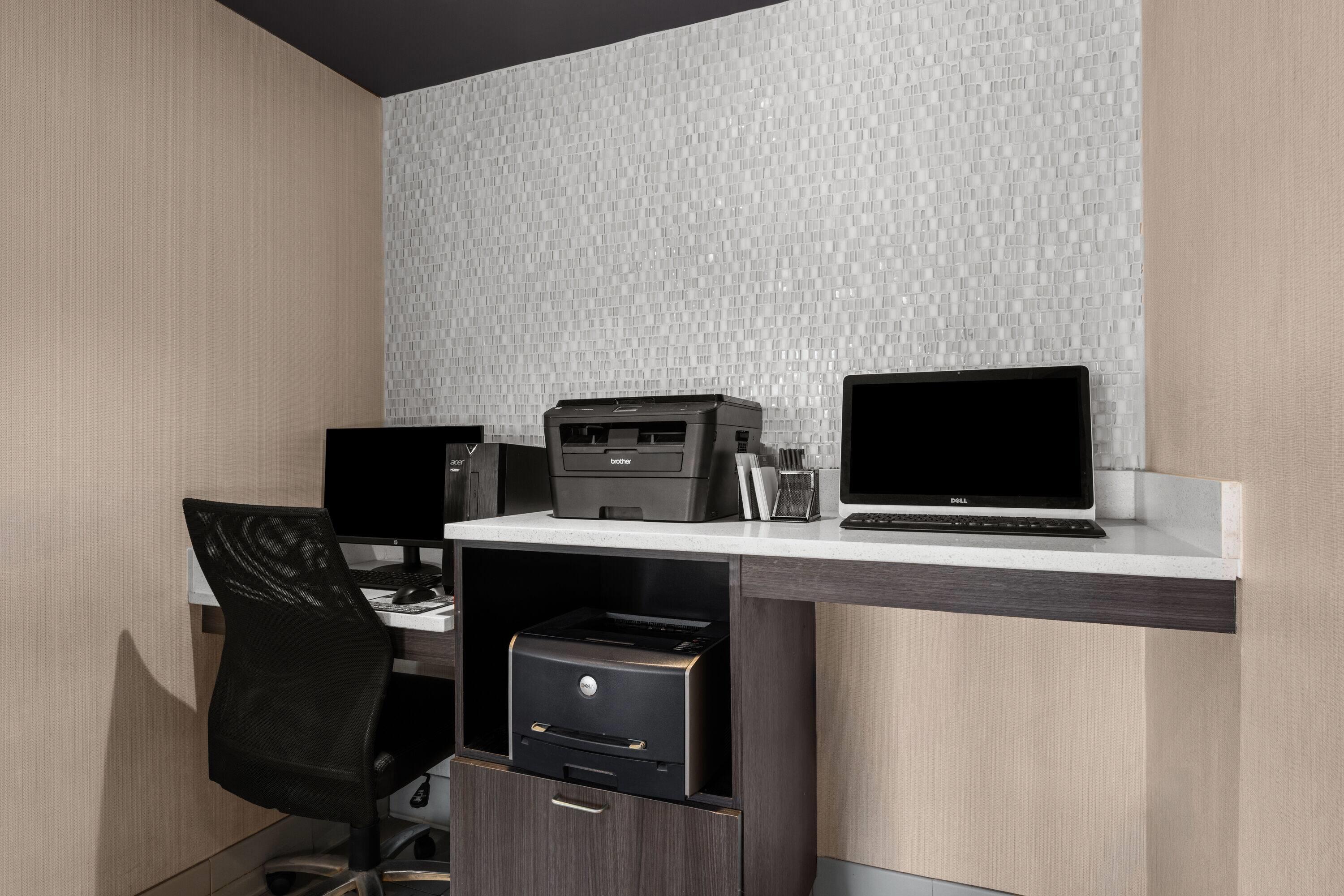 Business Center | La Quinta Inn & Suites by Wyndham Jackson Airport/Pearl