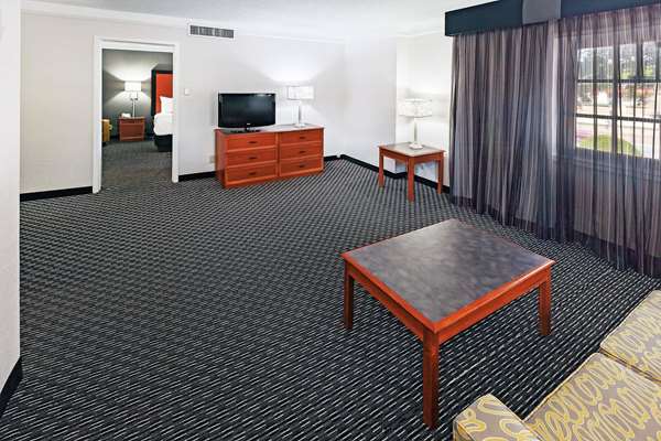 Suite - La Quinta Inn Uptown Dallas