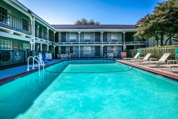 Pool - La Quinta Inn Uptown Dallas