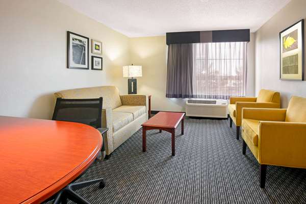 Suite - La Quinta Inn DFW Airport South Irving